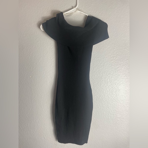 Chic Black Ribbed Off-Shoulder Midi Dress - Picture 5 of 6